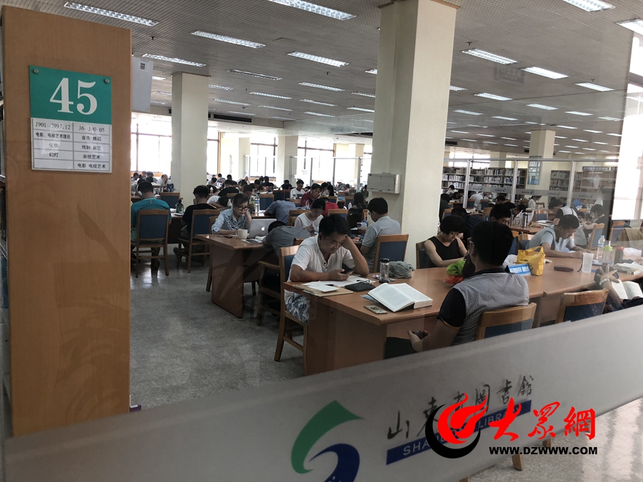 学生扎堆避暑！省图一座难求、地上都坐满了人