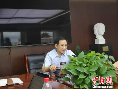 图为中国医师协会会长张雁灵接受记者采访。