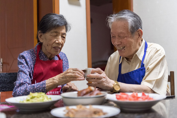 图集｜九旬夫妻从青梅竹马到钻石婚：平安和气，渴望结婚证