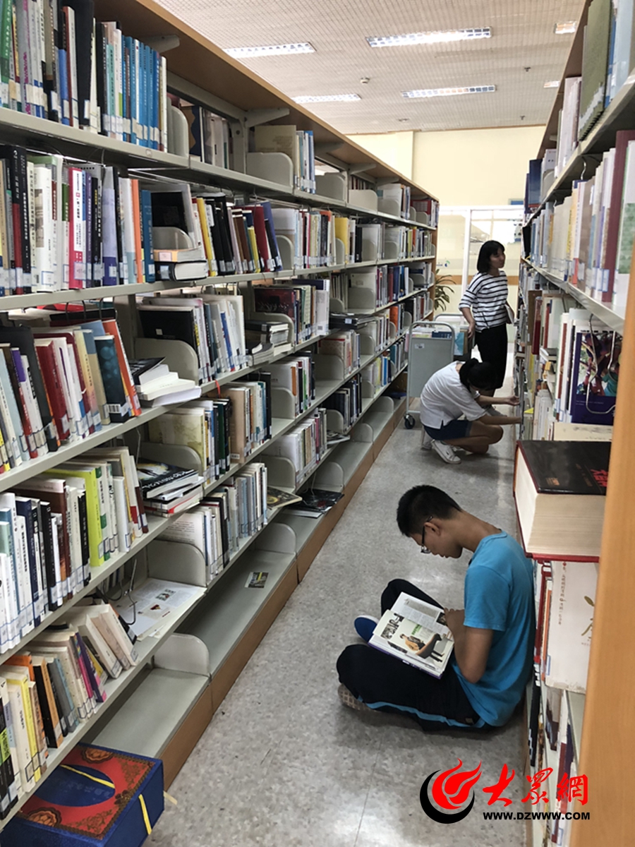 学生扎堆避暑！省图一座难求、地上都坐满了人