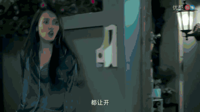 标配,一只精致的手拿包更是加分项~不得不说,杨之楹小姐姐的颜超能打