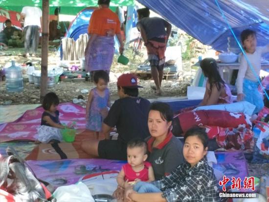 印尼龙目岛7级地震重伤员在医疗帐篷接受救治