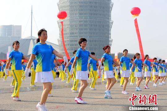 郑州2000人参与体育嘉年华 感受激情“健身潮”