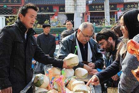 茶杯母女去世,小叔子照顾我车祸,两年后他跪求表情老公包图片