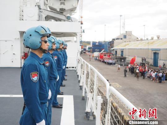 中国海军和平方舟医院船即将驶离斐济苏瓦港时，救护直升机飞行员在甲板列队站坡。　江山 摄