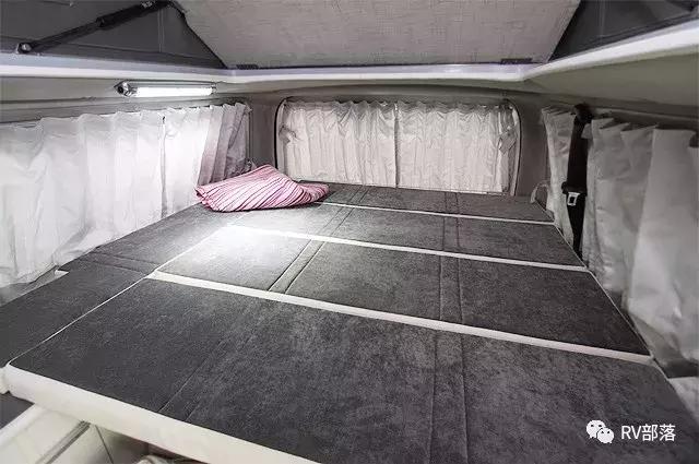 给丰田海狮加上升降顶 秒变房车 不足5米内部居然有三张床？