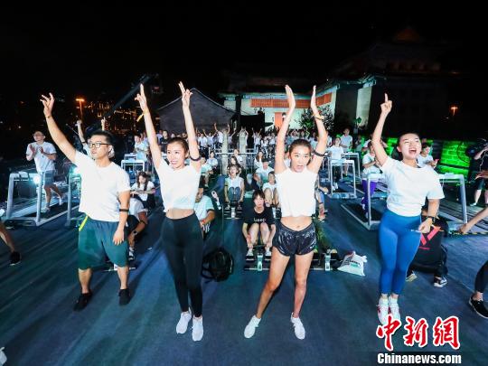8日晚，为庆祝北京2008年奥运会开幕10周年和第10个全国“全民健身日”，“汗水英雄”――2018东城区全民健身日收官活动在北京明城墙遗址公园举行。88位Keep健身爱好者被分为跑步机、健身操、动感单车、划船机四个板块，以实际行动支持健身日。　Keep　摄