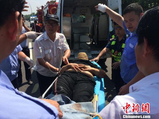 伤者被救出，即将送往医院。　朱昌乐　摄