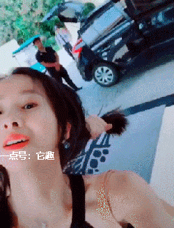 搞笑gif:妹子明明是女神,非要搞成表情包!