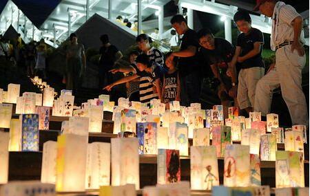 日本长崎纪念核爆73周年 燃烛祈盼和平