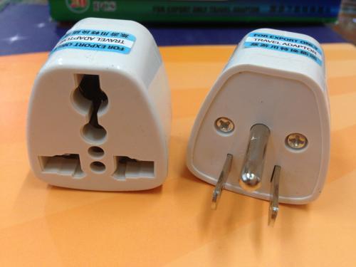 为何日本的插座可以同时插三个插头,而国内五孔插座只能插一个?