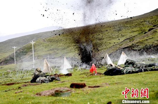 西藏军区边防某团开展工程防化战术综合演练