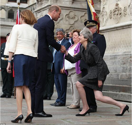 英国首相向王子行“屈膝礼”差点受伤 遭民众狂批