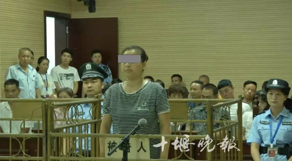 十堰女老赖被判刑十个月，40名老赖旁听庭审1人被当场拘留