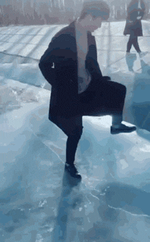 哥们,目测你这表情有点痛苦啊,这一字马劈的有些不大情愿啊