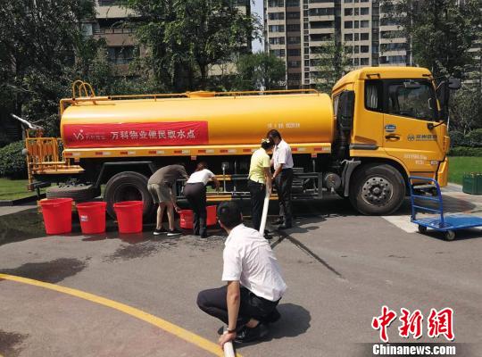 酷暑“高烧”加停水 郑州一社区调巨型水袋为业主“解渴”