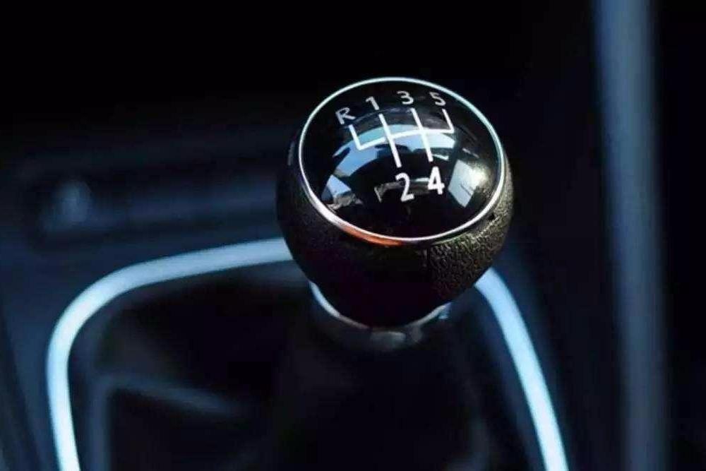 开手动档车，从一档到二档怎么换挡不伤车?老司机正确解读姿势
