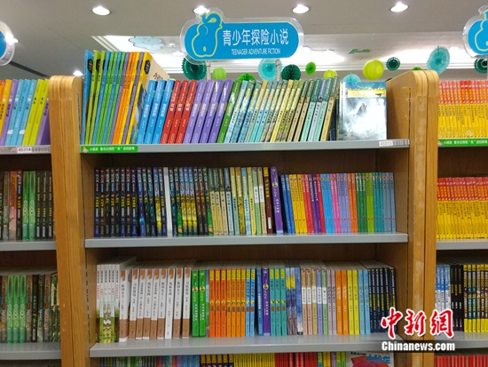 北京某书店内，青少年探险小说受到很多孩子喜爱。 任思雨 摄