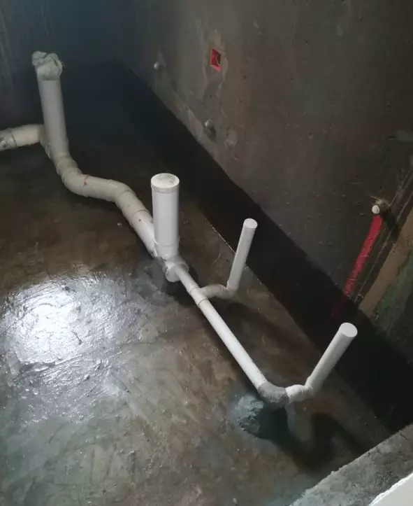 从里往外依次是蹲便器排水管,坐便器排水管,地漏排水管