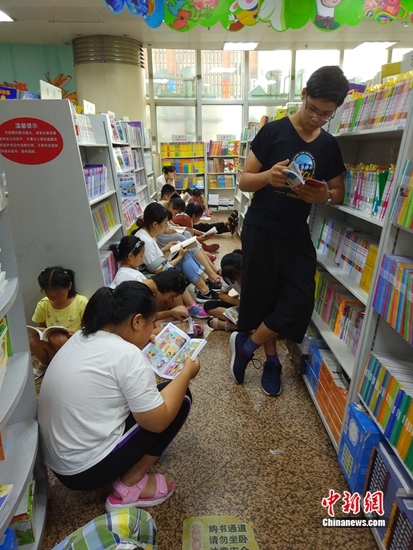 书店内，孩子们正在阅读。 任思雨 摄