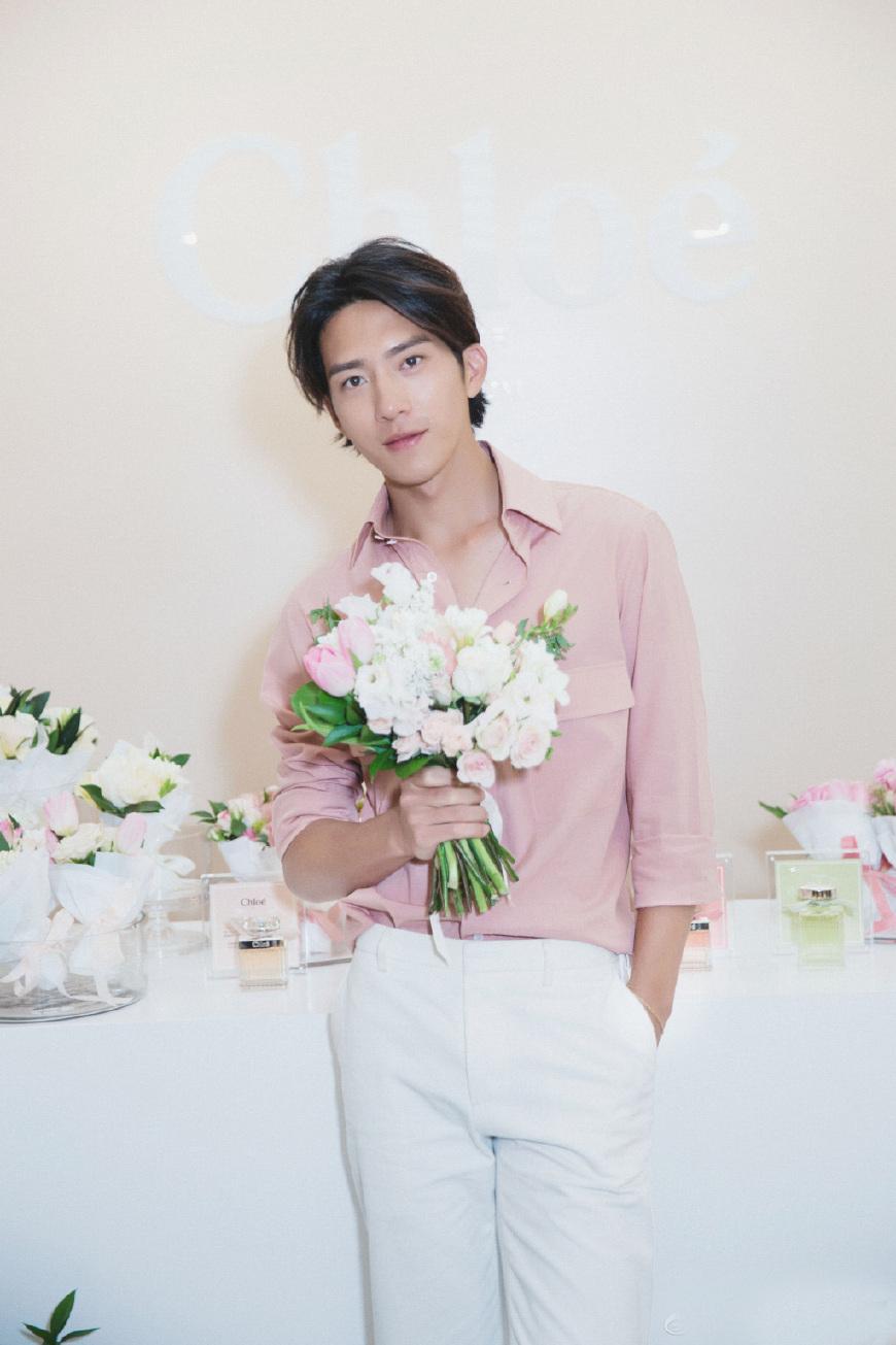 粉色除了女生穿好看,男生穿也这么时髦!七夕不