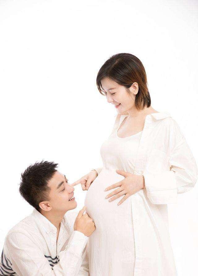 虽然李晟在怀孕期间显得比较臃肿,但是主要胖的还是肚子,脸只是稍微有
