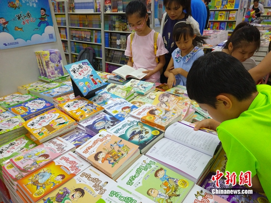 北京某图书大厦内，孩子们正在阅读。 任思雨 摄