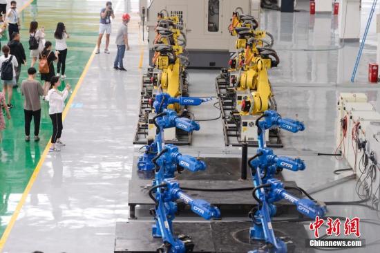 资料图：长沙，众多机器人在厂房内集体跳舞。。中新社记者 杨华峰 摄