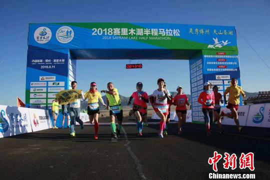 2000名选手在新疆赛里木湖畔“半马”开跑