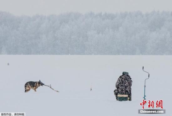 资料图片：俄罗斯民众冰上钓鱼。