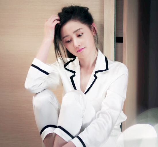 张天爱素颜扮学生一言难尽 但这个造型立刻美回颜值巅峰