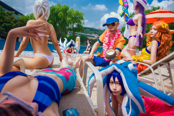 高度还原!泳池派对Cos照片相当火辣