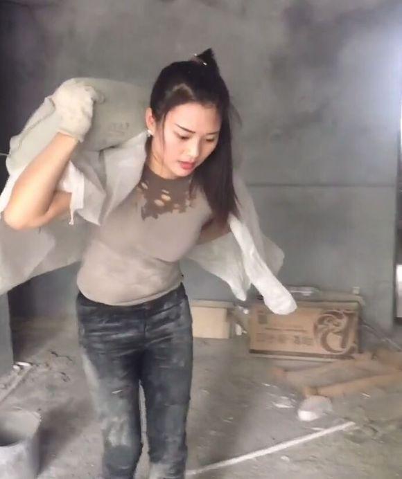 搞笑gif图片笑话段子:如花似玉的阿姨批评两句就原谅