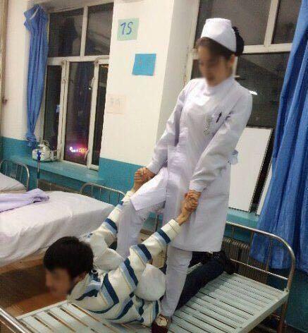 gif搞笑趣图:护士姐姐你没搞错吧,我是来看病的