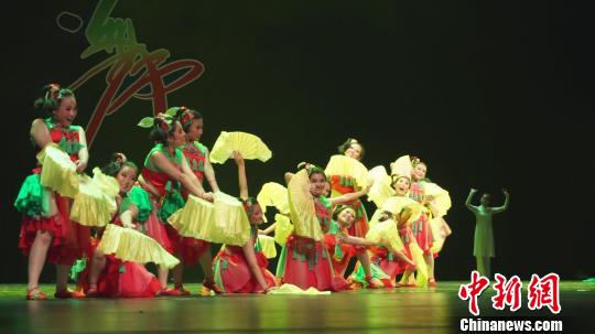 阮炫博和她的队员们表演舞蹈《山花遍地开》。　张怡 摄