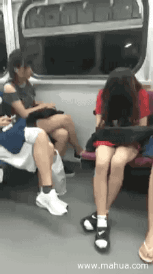 捧腹动图:妹子下不了楼梯了吧,我似乎看懂了什么