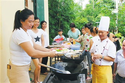 三亚农村娘子军踊跃学厨艺