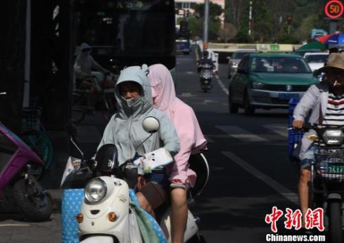 图为福州市民“全副武装”骑行在街头。张斌 摄