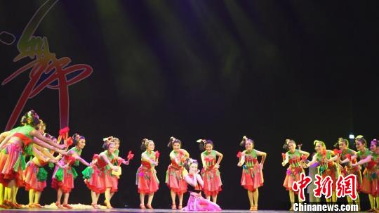 第九届华北五省市(区)舞蹈大赛在山西大剧院开赛，来自中国华北五省、市(区)的5000余人次参加该项赛事。　张怡 摄