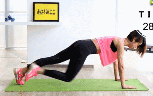 左右交替下 动作要领:俯撑在垫子上,双手与肩同宽,支撑身体,身体与
