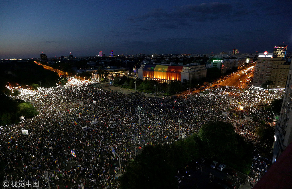 罗马尼亚上万人反政府抗议致骚乱 440人受伤65人被捕