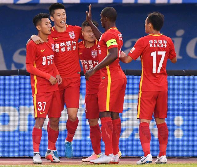 巨人杀手!保级队连斩恒大上港 中超争冠格局因