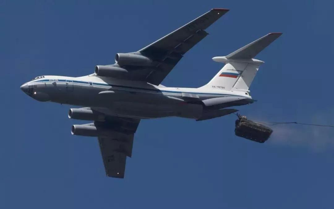 俄军14吨战车载人一起扔：战斗民族创造重装空投世界记录！