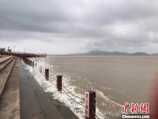 今年第10号台风“安比”登陆前的浙江舟山沿海。　张斌 摄