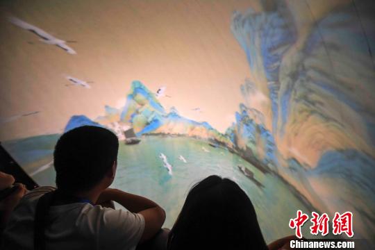《千里江山图》这一绝世名画以数字3D形式呈现。　杨华峰 摄