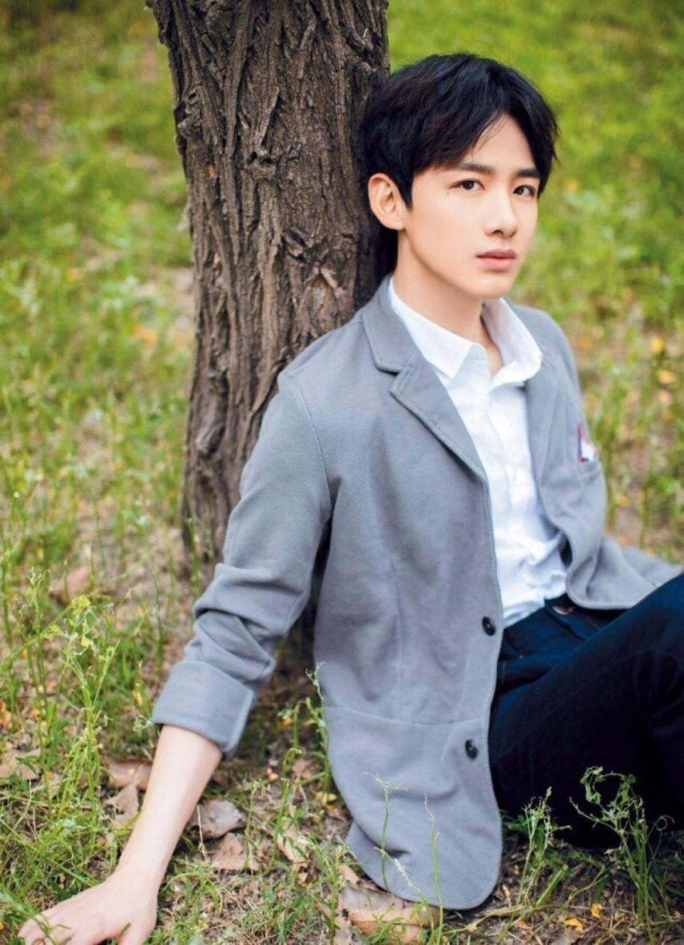 网曝白敬亭与岑宁儿恋情, 工作室回应两个字笑