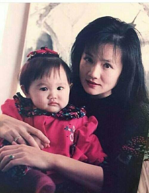 奥莉随妈妈长成了国字脸,网友:没事,她的外婆不