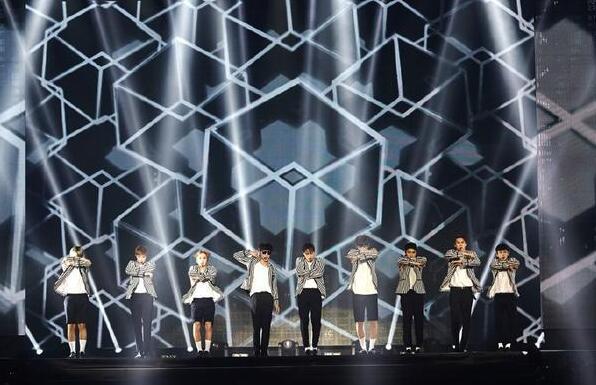 EXO演唱会遭激光笔袭击，多位成员眼睛不适现场流泪