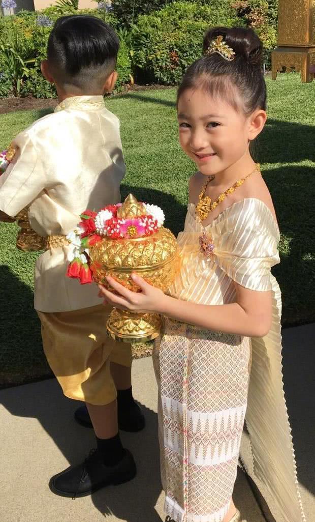 奥莉随妈妈长成了国字脸,网友:没事,她的外婆不