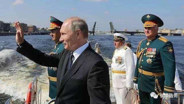 俄海军节阅兵的尴尬：都是老旧军舰不说，还撞桥了！